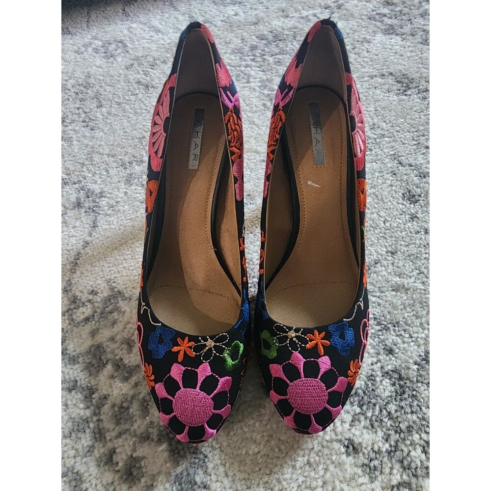 Tahari Brentwood embroidered High Heels Size 9 M Gorgeous High End - Picture 3 of 7